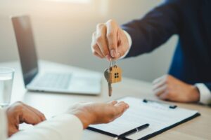 Proyecto de ley obligaría a agentes inmobiliarios a operar con licencia en RD