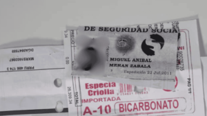 Sobres de bicarbonato vendidos al detalle en colmados exponen datos y fotos de personas