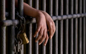 20 años de prisión a hombre que asesinó a otro a cuchilladas en Peravia