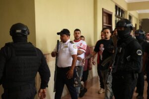 Prisión preventiva para siete acusados por muerte de chofer en Santiago