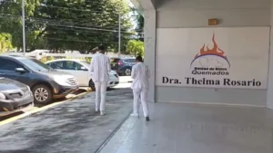 Niña de tres años abandonada con quemaduras en Santiago sigue sin ser reclamada por familiares