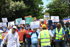 Trabajadores marchan hasta el Palacio Nacional en reclamo de salarios, cesantía y alto costo de vida