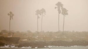 Calor sofocante y cielo gris durante el fin de semana por llegada de polvo del Sahara