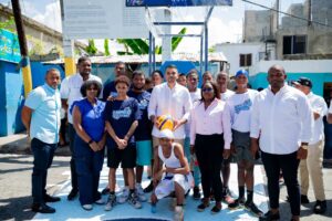 Jóvenes de Haina reciben nuevos espacios deportivos a través de “Una Cancha Pa’ mi Barrio”