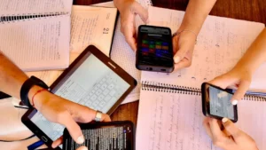 Ministro de Educación anuncia nuevas restricciones al uso de celulares en centros educativos