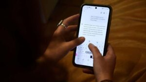 Psiquiatra alerta sobre personas que sustituyen terapia y decisiones por consejos de ChatGPT