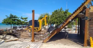 Pese a proceso judicial en curso, demuelen restaurante El Navío en Pedernales