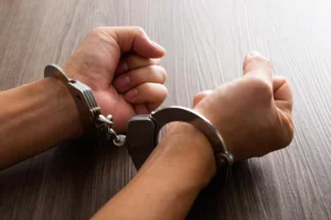 Condenan a ocho años de prisión a hombre por agredir física y verbalmente a su pareja