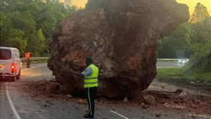 Roca de gran tamaño cae en la Autopista del Nordeste y obliga a regular el tránsito