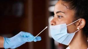 Sociedad Dominicana de Neumología alerta sobre aumento de casos de COVID-19 en consultas médicas