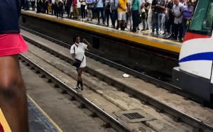 Mujer se lanza a los rieles del Metro de Santo Domingo