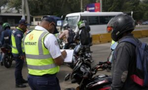 Muchas paradas de motocicletas, otros espacios para el desorden urbano a la vista de todos