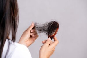 El consumo de esta popular bebida podría causar la caída del cabello en algunas mujeres