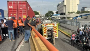 Motorista queda atrapado al intentar rebasar una patana en avenida John F. Kennedy