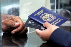 El visado Schengen: la larga fila dominicana ante las puertas de Europa