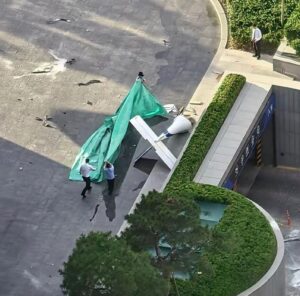 Investigan choque de una avioneta contra el rascacielos más alto de Pekín