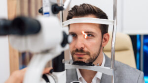 Le crece un bulto en el ojo y descubre que es algo aterrador