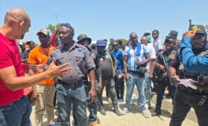Transportistas haitianos bloquean puente binacional en rechazo a cobro de rodaje