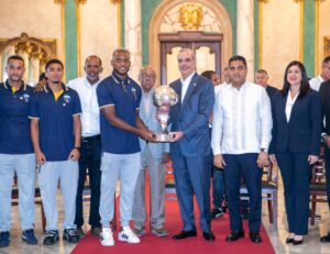 Presidente Abinader recibe en el Palacio Nacional al Salcedo Fútbol Club tras conquistar el campeonato nacional de la Liga Dominicana de Fútbol