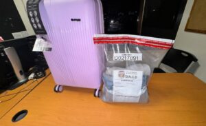 Detienen a dos colombianas con 13 prendas impregnadas de presunta cocaína en el AILA