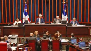 Cambios propuestos al Código Penal no castigan ultraje a funcionarios y reducen cárcel por difamar