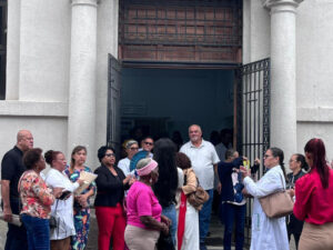 Paralizan servicios médicos en Hospital Padre Billini en rechazo de designación de nuevo director