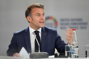 Macron dice que Rusia tiene que pagar por sus ataques a Ucrania y promete más presión