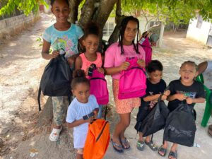 CÉSAR RUÍZ ENTREGA 2 MIL MOCHILAS EN LAS TERRENAS