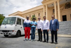 Ministro Andrés Bautista entrega, en nombre del presidente Luis Abinader, autobús a la Fundación Creando Sonrisas Eternas, presidida por la campeona olímpica Marileidy Paulino