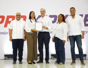 Presidente Abinader entrega RD$85 millones a 400 microempresarios y anuncia ampliación del Programa “Tu Firma es Tu Garantía” para beneficiar a más emprendedores de San Juan