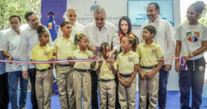 Presidente Luis Abinader e INEFI entregan polideportivo techado en el Centro Educativo Santo Cura de Ars