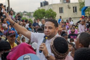 Manuel Cruz entrega computadoras, tabletas y útiles escolares a 800 niños en Los Girasoles