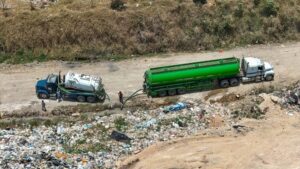 Camiones vierten materia fecal a cielo abierto en el vertedero Duquesa