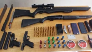 Detienen a cuatro personas y ocupan armas en Barahona y Vicente Noble