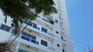 Muere adolescente tras caer desde un décimo piso de un residencial en DN
