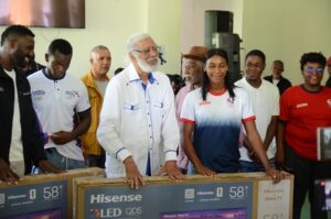 Fenatrano y Unión Deportiva de Bayaguana entregan televisores y motos eléctricas atletas y técnicos de Monte Plata