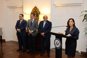 Embajadora Leah F. Campos reúne a líderes dominicanos para fortalecer la cooperación en tecnología, innovación y semiconductores