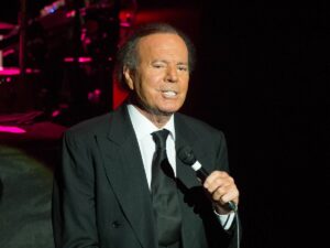 Extrabajadoras de Julio Iglesias llevan a los tribunales acusaciones de agresión sexual y trata