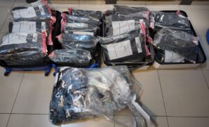 Incautan 53 paquetes de presunta marihuana en dos maletas en el AILA