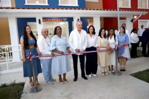 El presidente Luis Abinader y directora ejecutiva del Inaipi, Xiomara Guante, inauguran el CAIPI República de Colombia