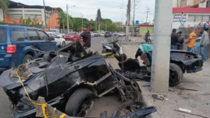 ¡Tragedia en Santiago! Mujer muere y hombre queda grave tras auto estrellarse contra poste