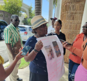 Familiares de dominicanos protestan frente a embajada rusa para que retiren sus hijos de la guerra