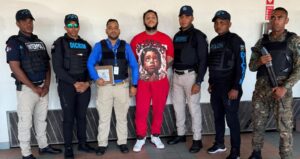 Policía Nacional recibe deportado desde Jamaica señalado como principal sospechoso de muerte de recolector de basura en Santiago.
