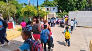 Hombre armado irrumpe en escuela y amenaza con matar al director en Barahona