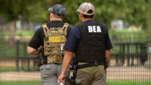DEA acusa y detiene dos agentes de DNCD por transportar 35 kilos de «cocaína» desde Barahona