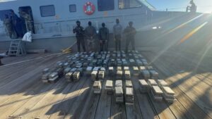 Ocupan 555 paquetes de presunta cocaína en otra narcolancha interceptada en Baní